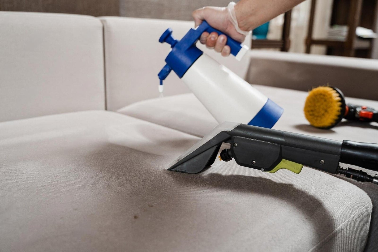 Machine professionnelle d'injection extraction utilisée par Polynet pour le nettoyage de canapé à Kenitra