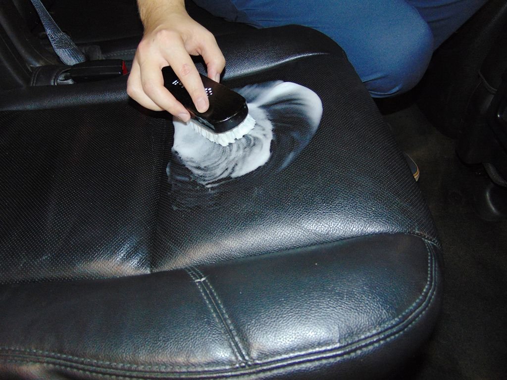 Technicien Polynet traitant et nourrissant un canapé en cuir à Kenitra