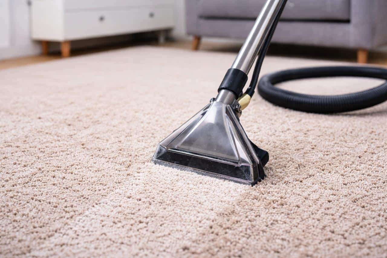 Technicien Polynet nettoyant un tapis persan avec machine professionnelle à injection extraction à Kenitra