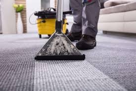 Machine professionnelle nettoyant une moquette mur à mur à Kenitra